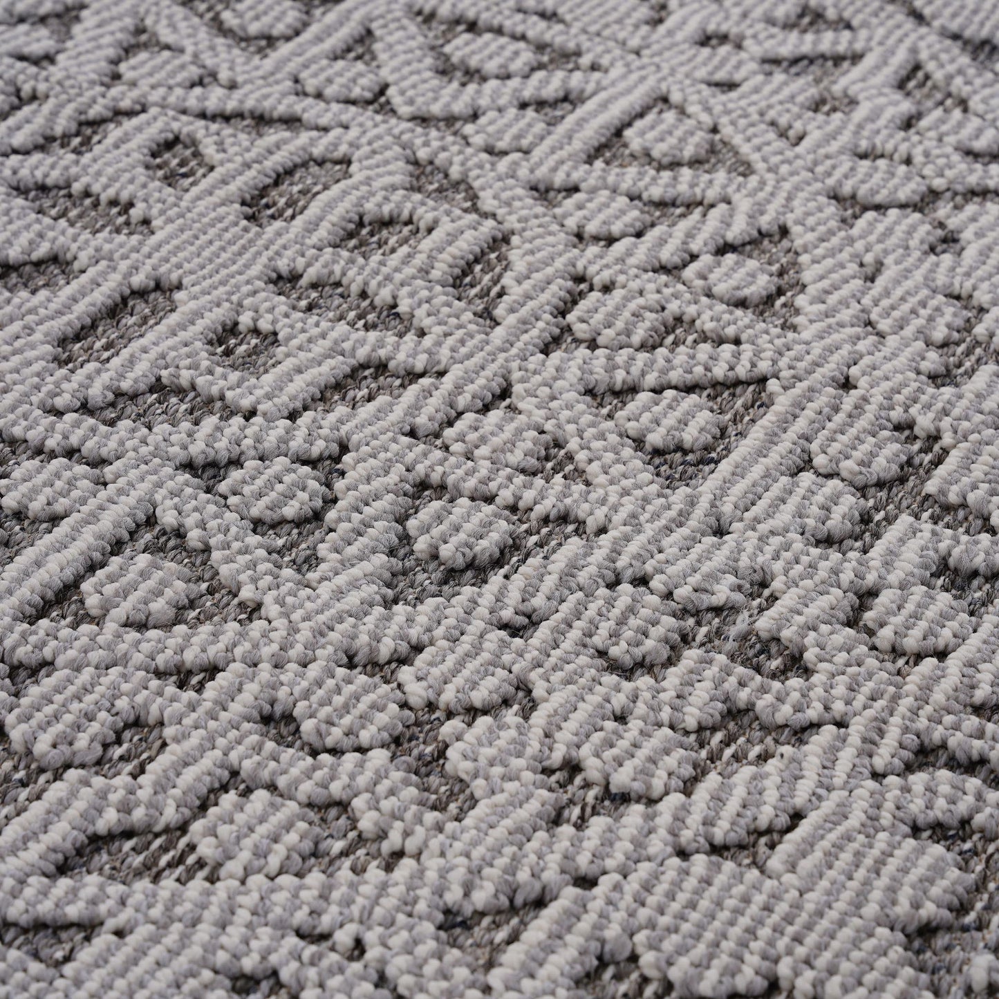 Guros - 6' X 9' Medallion Indoor / Outdoor Area Rug - Gray / White
